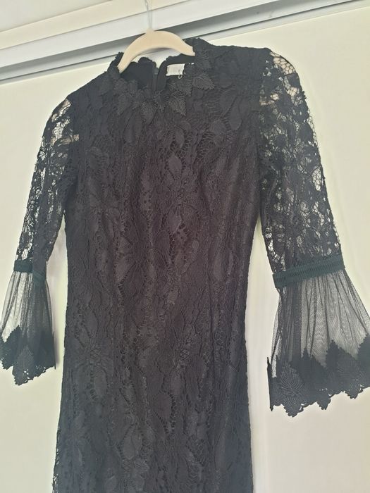 Rochie neagră brodată cu volanase