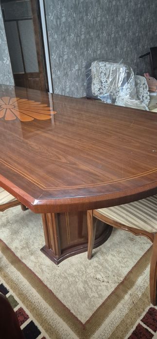 Stol va 8ta stuldan iborat nabor.