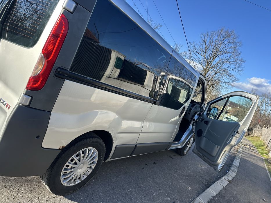 Vând  Opel vivaro 8+1  pasul lung