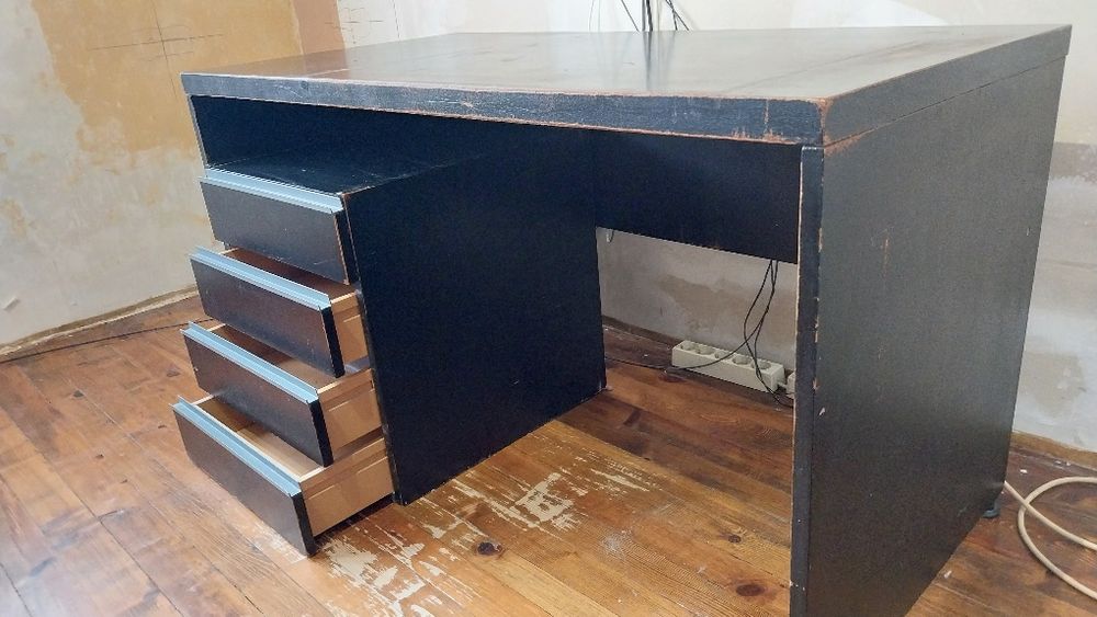 Бюро с подвижен шкаф с чекмеджета