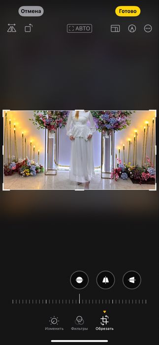 Платье белая, и есть корсет.