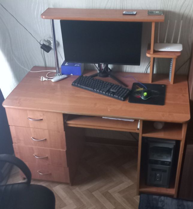 Продам компьютерный стол