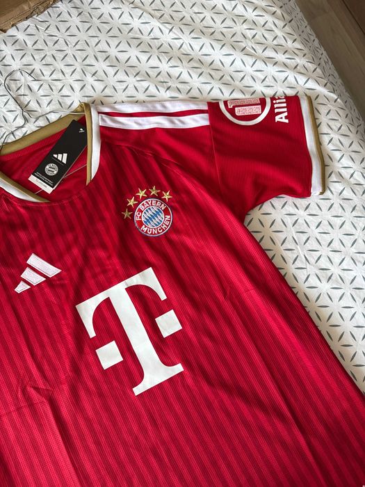Tricou Bayern home rosu 2026-2027 sezonul nou cu badge champions league