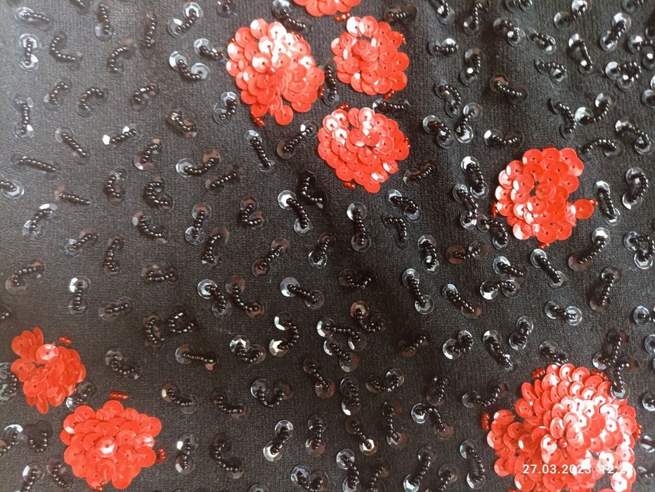 Кофта для девушек ,черная с красными цветами, биссер