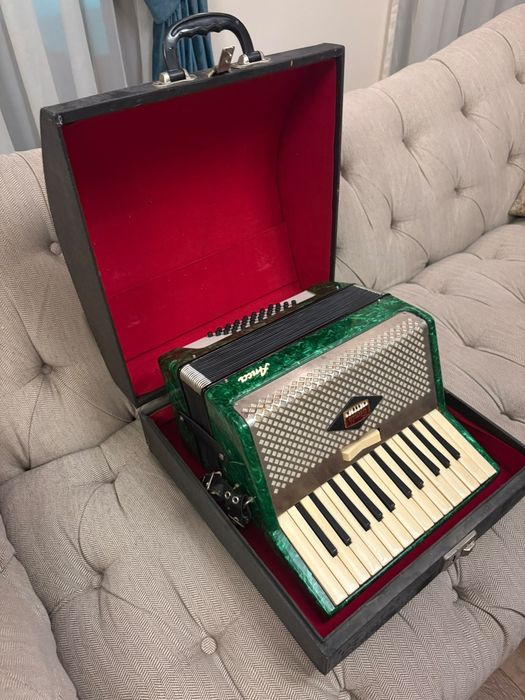 Acordeon Timiș Anca, 32 bași, 1983 – stare excelentă + cutie originală