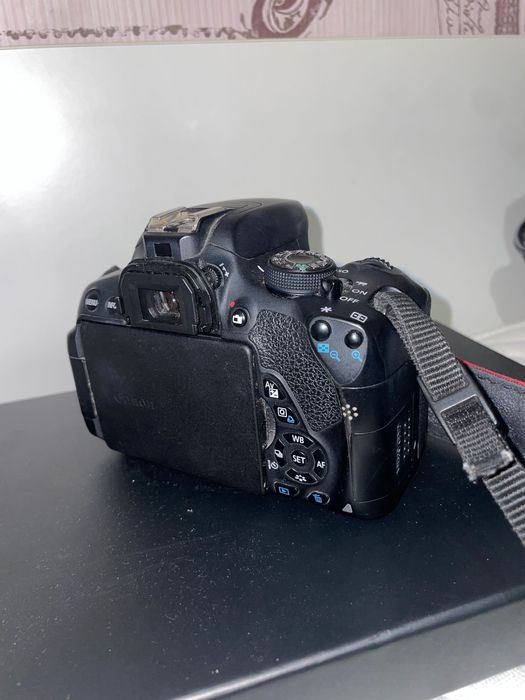 Фотоапарат Canon 700D