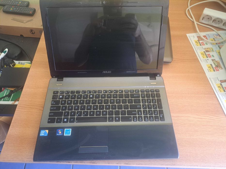 Pachet laptopuri piese/reparații: HP 650 (funcțional, ecran spart) + Asus U52F + Încărcător HPPreț: 160 lei (negociabil)