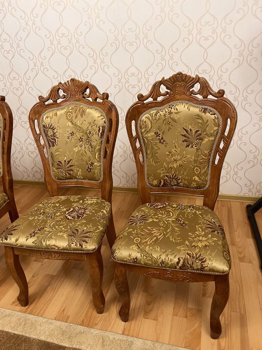 Стол со стульями