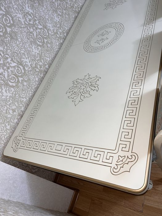 Стол без стульев