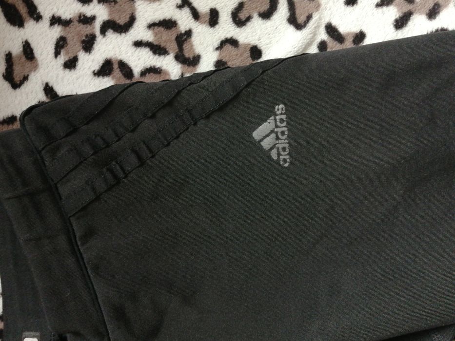 2 дамски клина адидас S-ки и къс панталон общо 10лв.