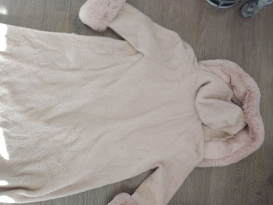 Палто, кожух пепел от рози
30 лв