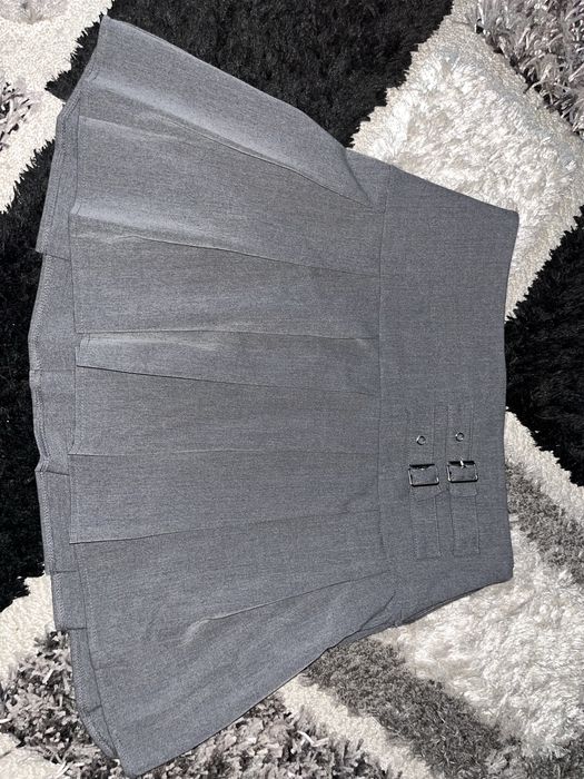 Серая юбка со складками, новая, размер L, стильный акцент с пряжками