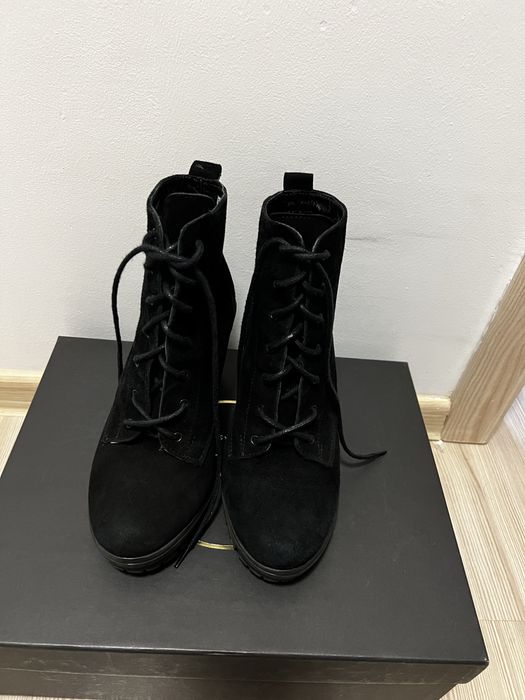 Botine piele intoarsa si blanita