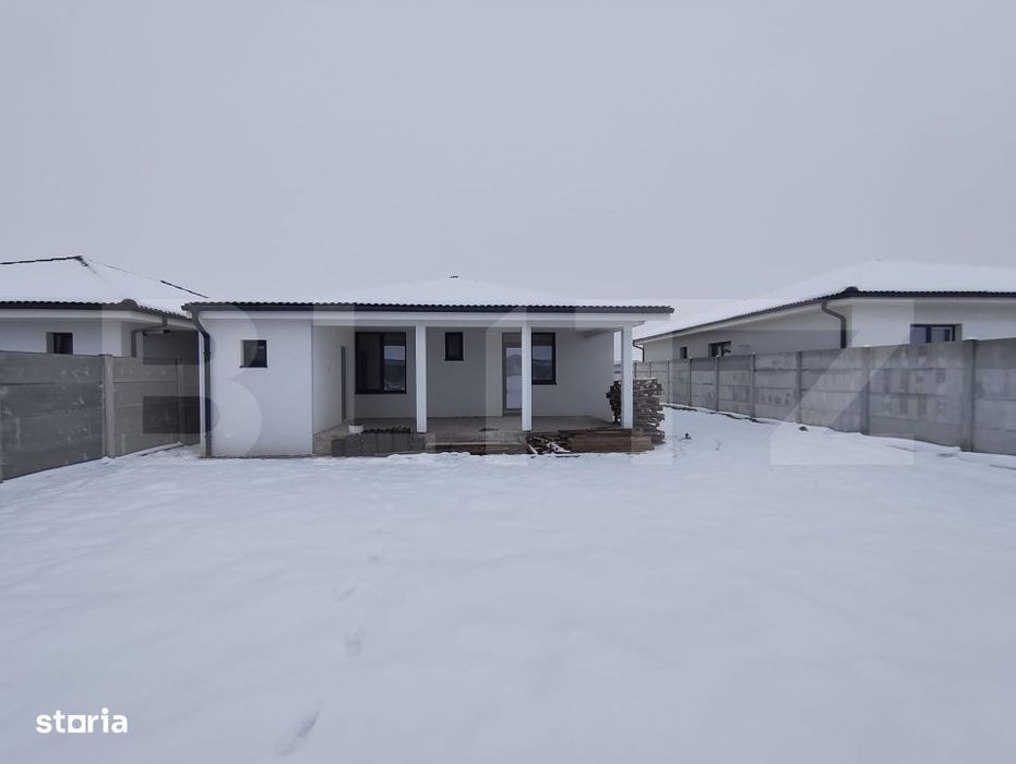 Casa finisata la cheie racordata la toate utilitatile in Santandrei