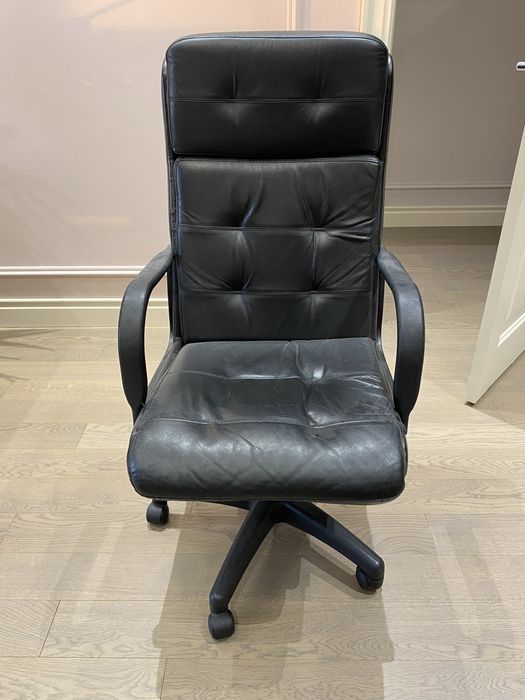 Кожаное кресло.