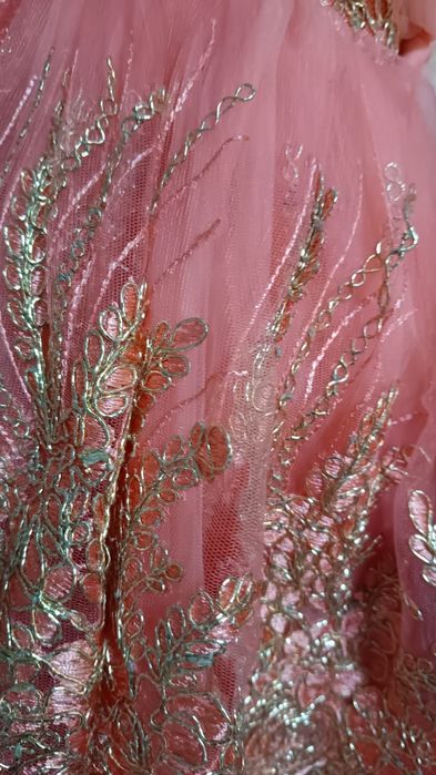 Продам платья на девочек 5 лет