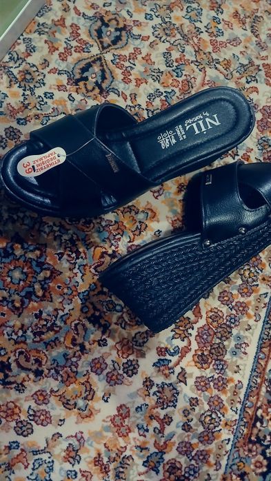 Кийим оёқ кийим сотилади