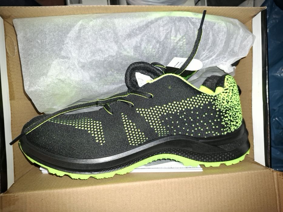 Продавам работни обувки със бомбе