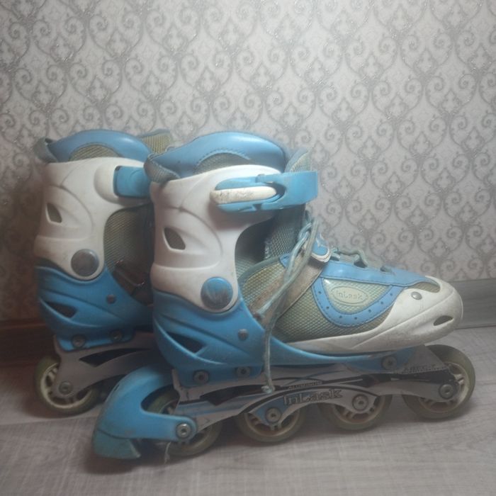 Ролики  голубые.