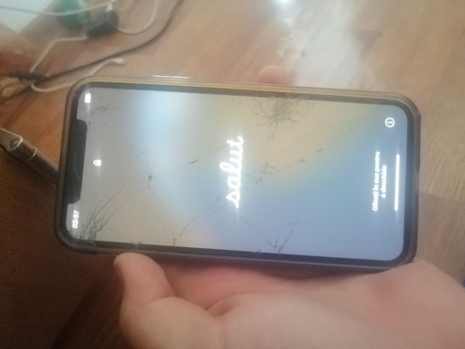 Vând iPhone xs și iPhone 7 la 170 de lei ambele telefoane funcționează perfect xs are sticla crăpata in rest totul e funcțional trebuie doar activate!