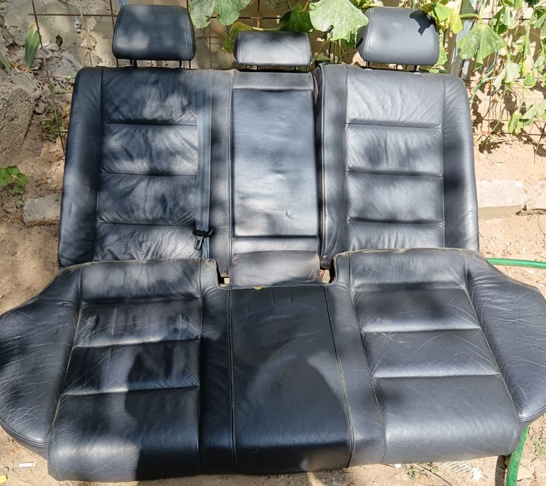 Кожен салон син на цвят