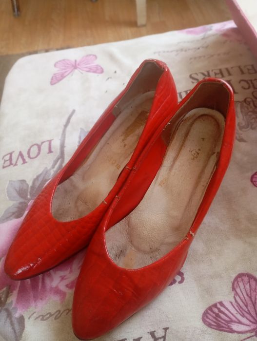 Дамски обувки за носене.