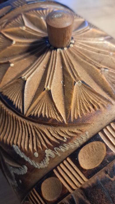 Butoiaș de lemn sculptat manual