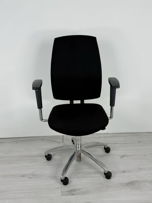 Drabert Entrada е стилен и модерен стол ергономичен дизайн,