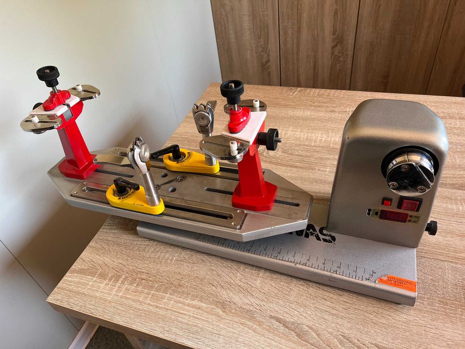 Vand masina electronica, de racordat rachete de tenis