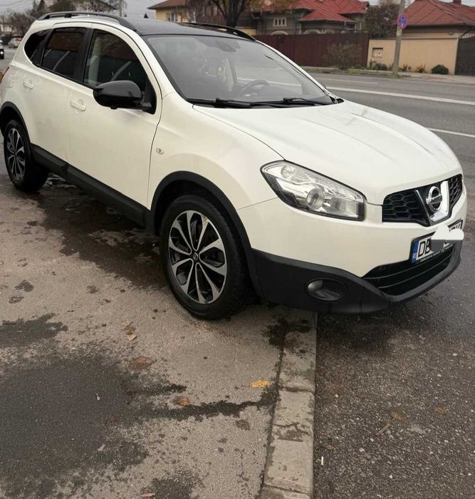 Vând Nissan Qashqai alb 5+2 130cp manuală!