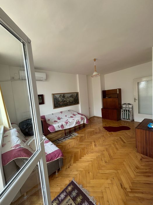 Продава гарсониера в идеалния център на Хасково, 32.7 кв.м. 8-ми етаж южно изложение светла и топла с мазе и ниски разходи.
