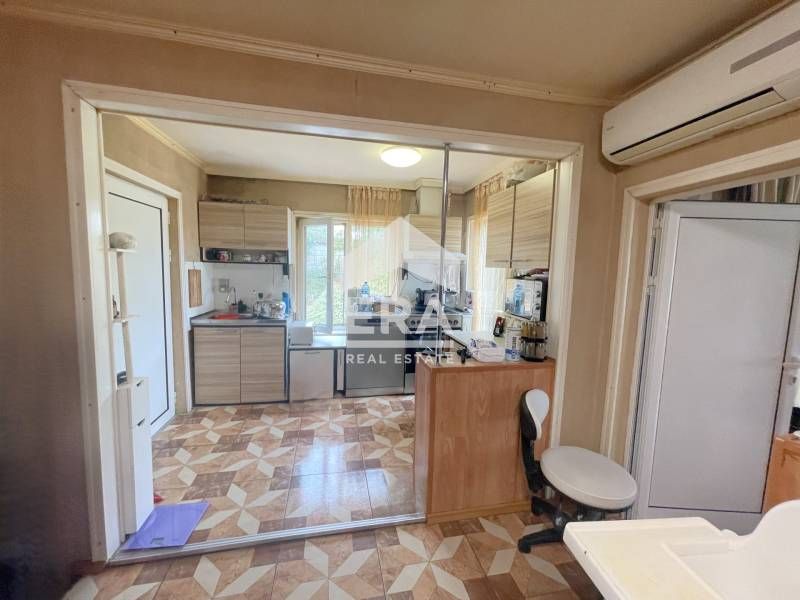 Ексклузивна самостоятелна къща за продажба, с две постройки и голям дв