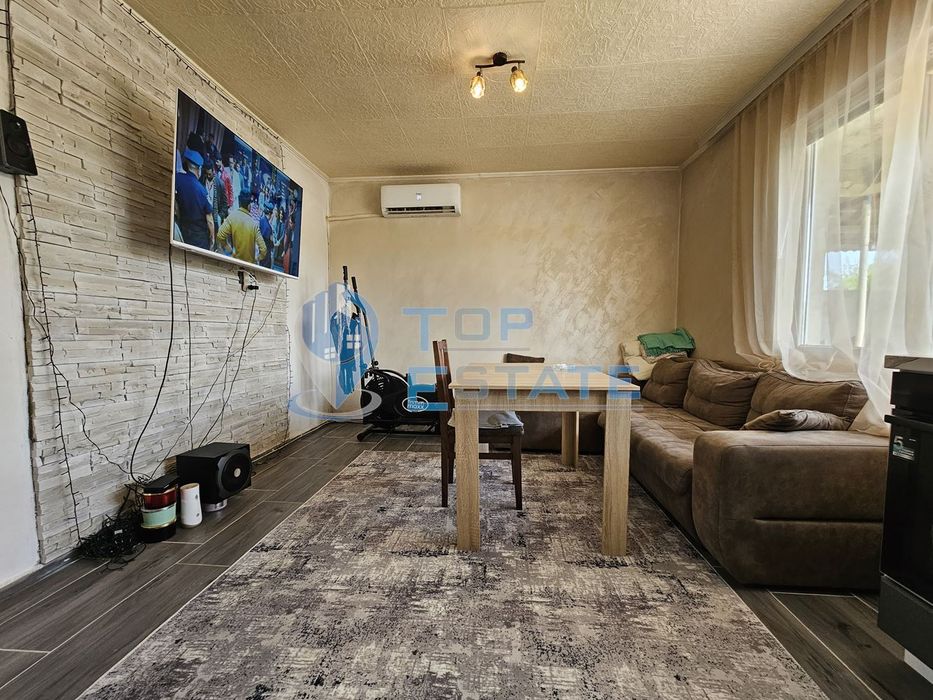 Двуетажна обзаведена и ремонтирана къща с три спални в село Страхилов