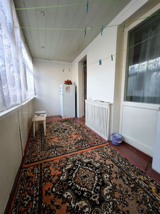 Сдам 2-х комнатную квартиру возле центрального рынка 
Чирчик ба