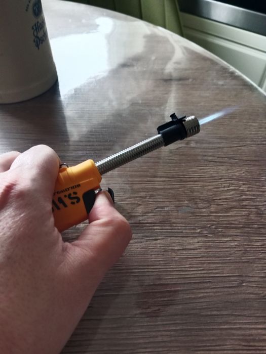 Зажигалка с выдвижным носом .