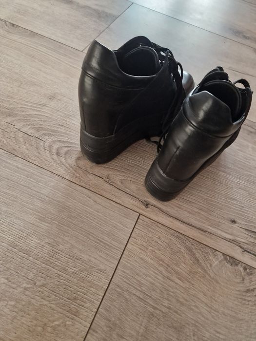 Vând pantofi cu platforma