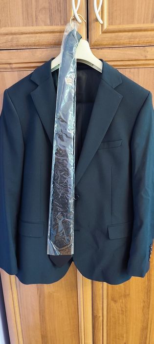 Костюм  син нов с два панталона и вратовръзка