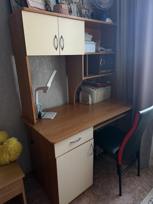 Продам стол для уроков или для компьютера.