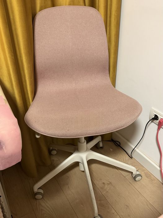 Mobilier ikea biblioteca si corp cu sertare si scaun birou roz