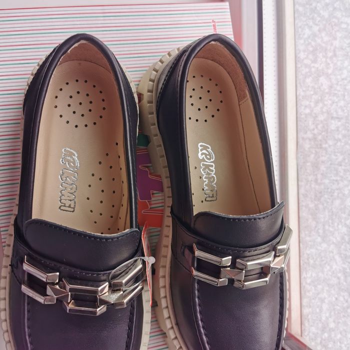 Продам детскую обувь