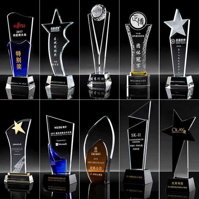 Награды Брелки Подарки Статуэтки Табличка Бейжик Значок Кубки Сувениры