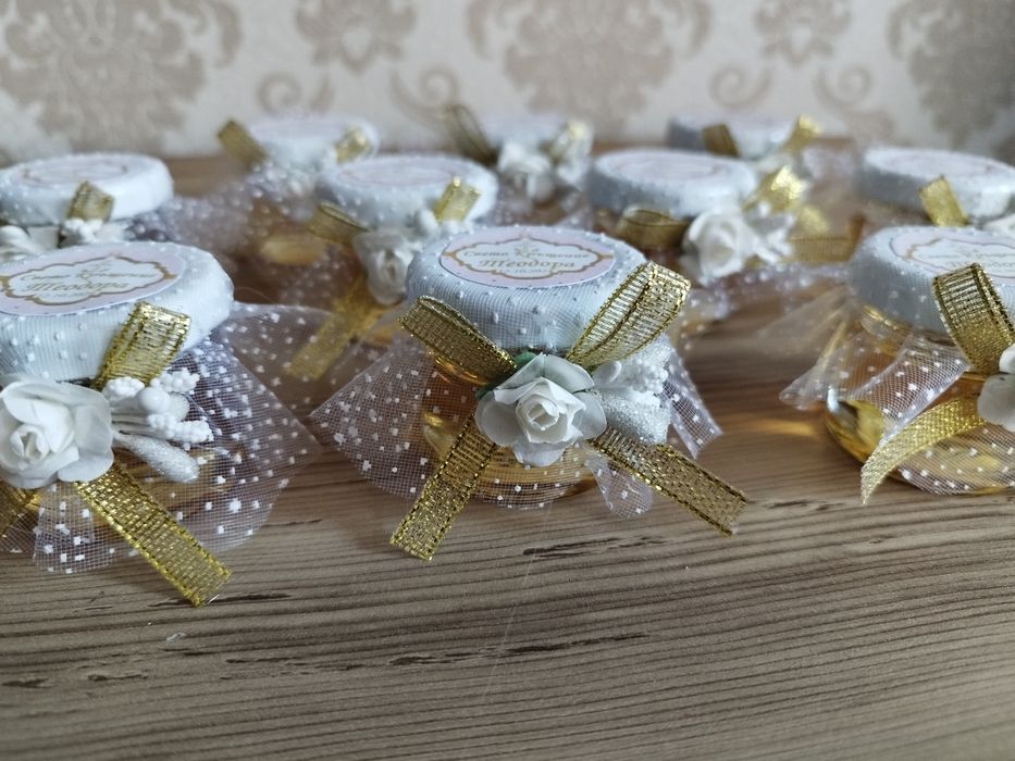 Украсени бурканчета с мед, подарък за гости 1,60 лв.