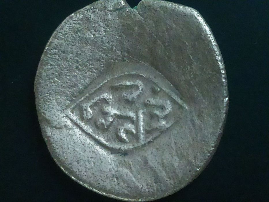 Антиквар тангалар ва пичок жуда кадимги