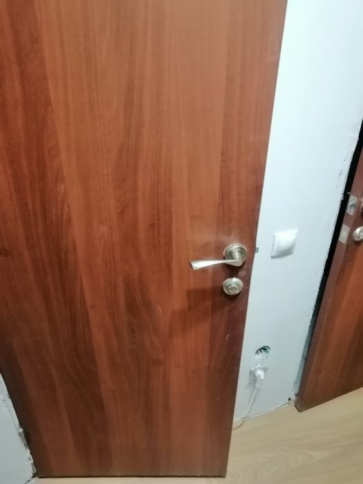 Двери с ручками и навксами