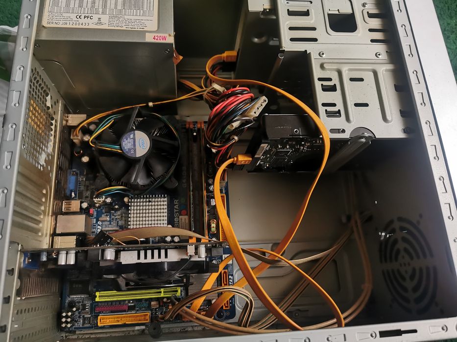 Настолен компютър.