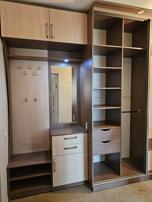 Продается прихожий шкаф