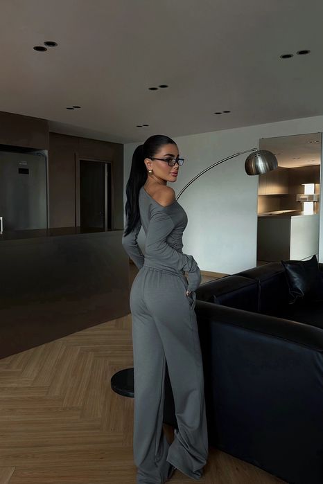 Дамски сив сет от две части – блуза с асиметричен дизайн и панталон