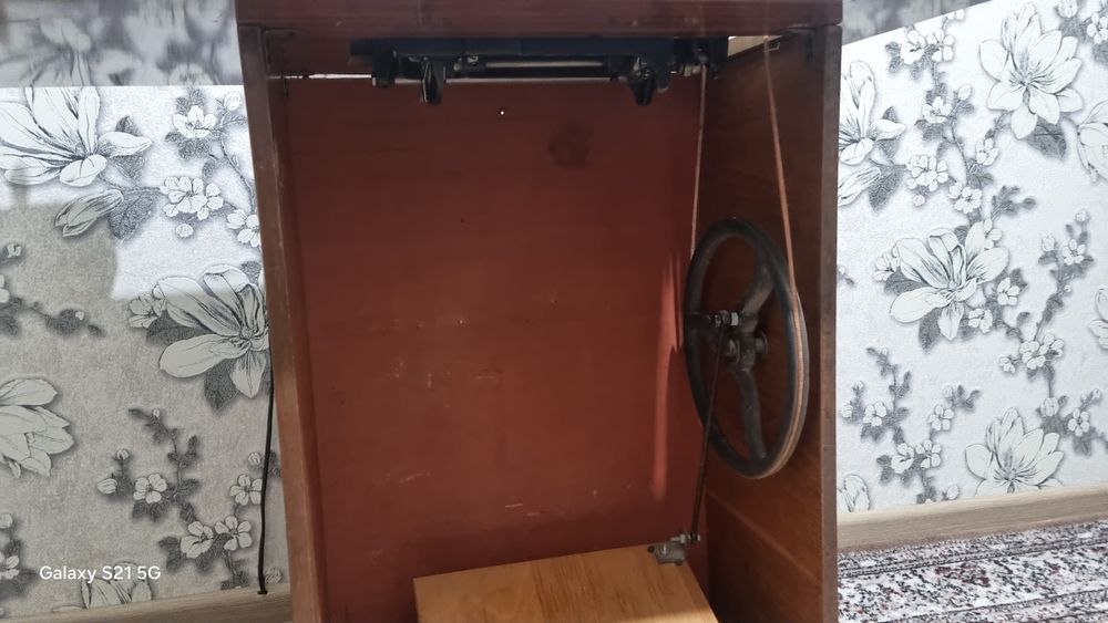 Ножная швейная машина в столе | Ishchi tikuv mashinasi