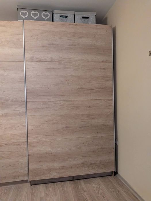 Гардероб с плъзгащи врати