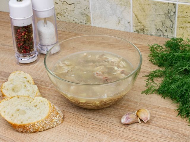 Холодец свежий с перцем.